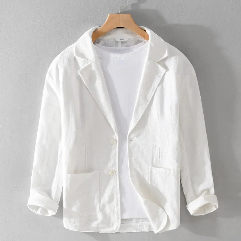 Moderne heren blazer met knoopsluiting en revers, een essentieel kledingstuk voor elke herenmodecollectie.