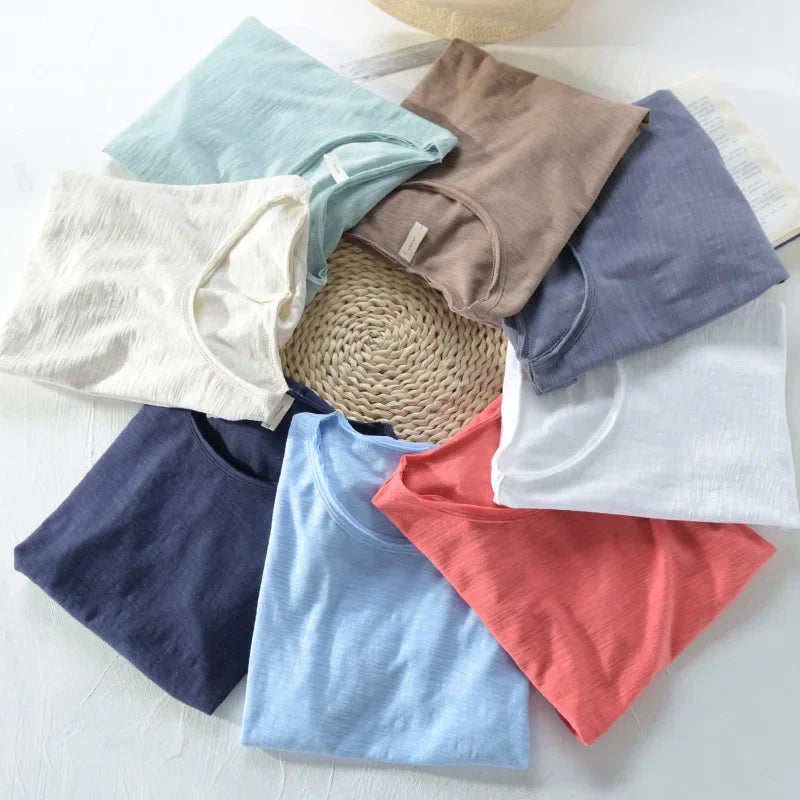 Comfortabel slim-fit heren T-shirt met trendy ruwe rand en retro stijl. Perfect voor zomerse dagen.