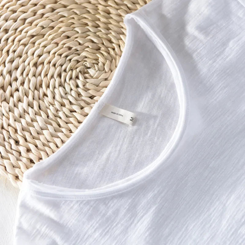 Zomers heren retro T-shirt, slim-fit pasvorm, ruwe rand afwerking. Comfortabele en stijlvolle kleding.