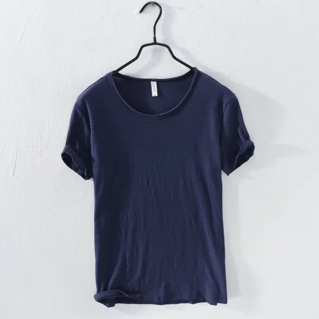 Detail van de ruwe rand en O-hals op een slim-fit heren retro T-shirt. Unieke casual zomermode.