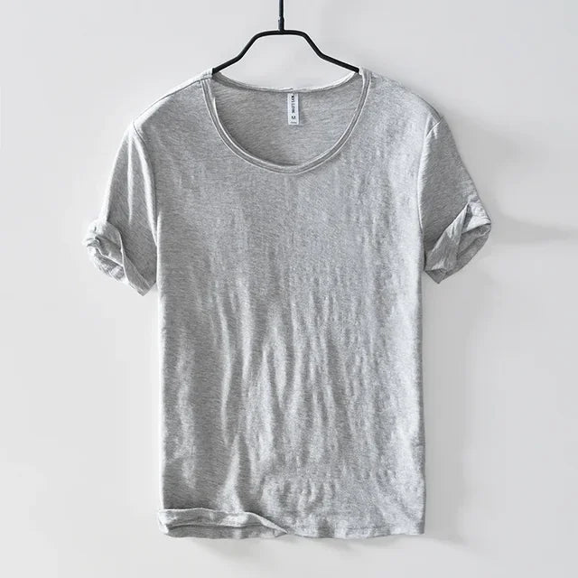 Voorkant van een slim-fit heren T-shirt, retro stijl, met ruwe rand. Geschikt voor casual lente/zomer.
