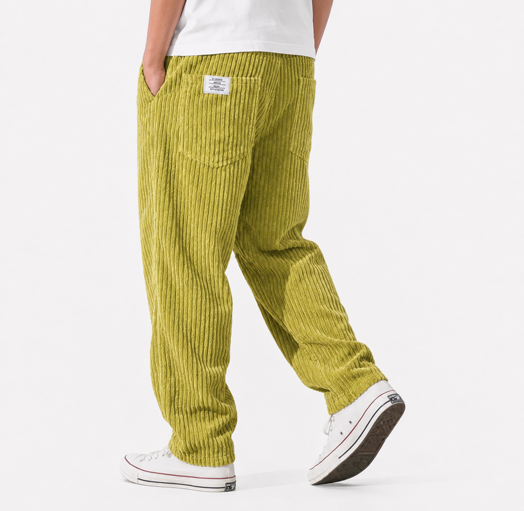 Trendy ribbroek voor heren met elastische tailleband, steekzakken en wijde pijpen. Modern en comfortabel.