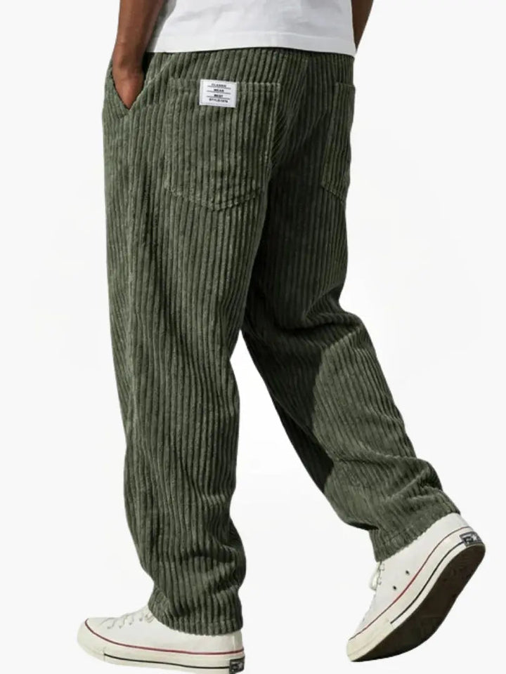 Ribfluwelen herenbroek met wijde pasvorm en elastische tailleband. Modieuze vrijetijdsbroek voor heren.