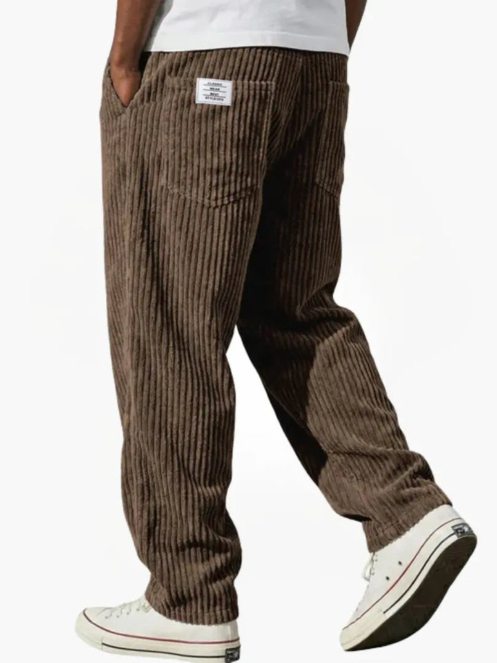 Veelzijdige heren ribbroek met elastische tailleband en steekzakken, combineert comfort en casual stijl.