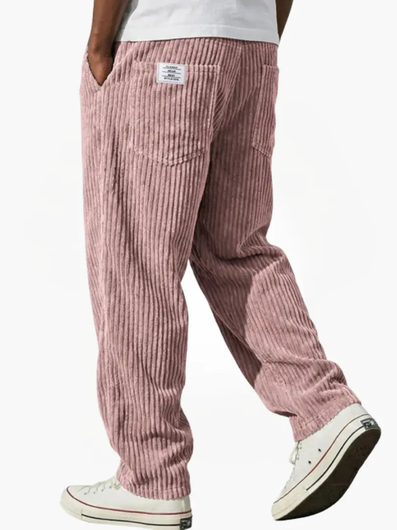 Klassieke heren ribbroek met elastische tailleband, steekzakken en trekkoord. Comfortabel en casual.