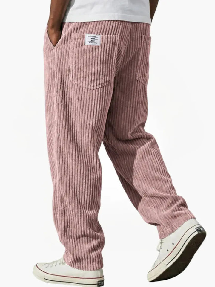Klassieke heren ribbroek met elastische tailleband, steekzakken en trekkoord. Comfortabel en casual.