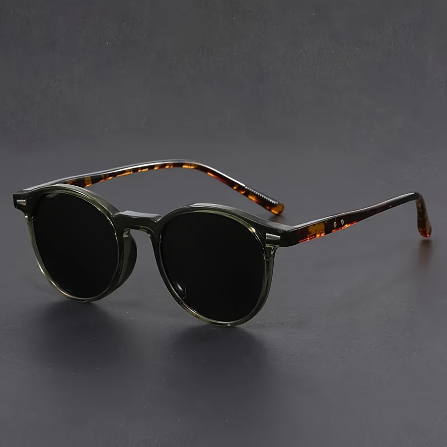 Lichtgewicht heren zonnebril met ronde glazen en vintage look. Ideaal mode-accessoire voor festivals en dagelijks gebruik.