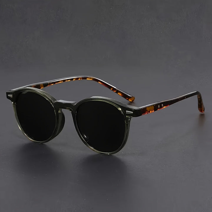 Lichtgewicht heren zonnebril met ronde glazen en vintage look. Ideaal mode-accessoire voor festivals en dagelijks gebruik.