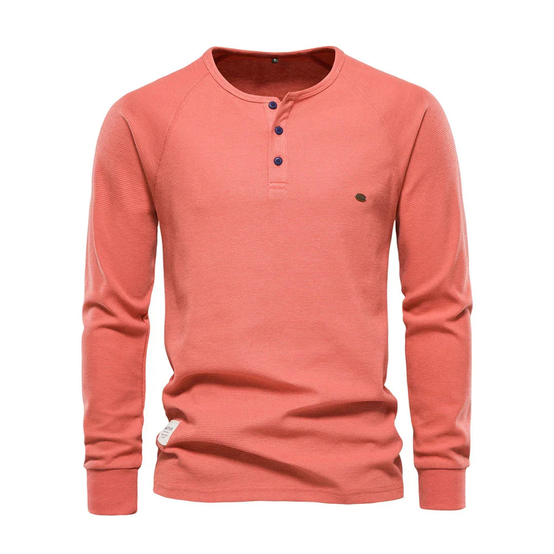 Close-up van de ronde hals en stiksels van een kwalitatief herenshirt met lange mouwen, focus op vakmanschap.
