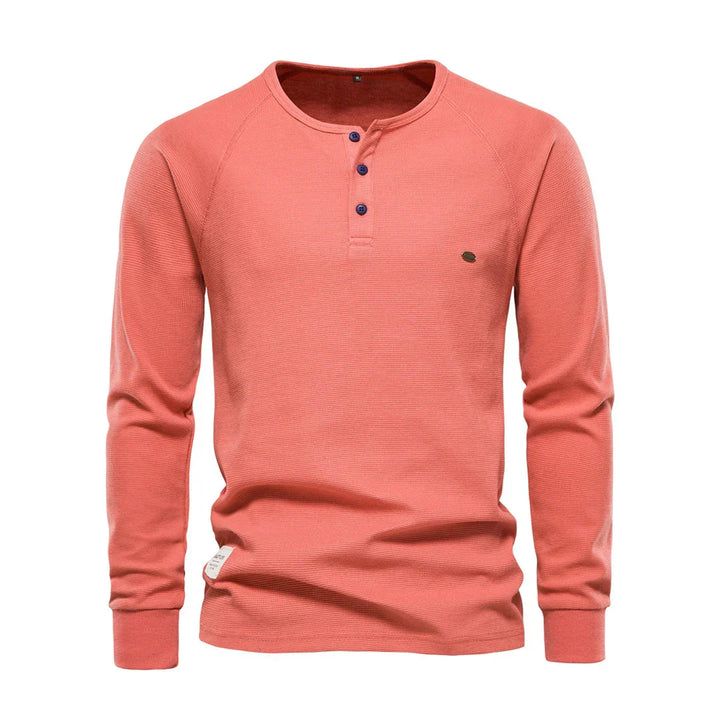 Close-up van de ronde hals en stiksels van een kwalitatief herenshirt met lange mouwen, focus op vakmanschap.