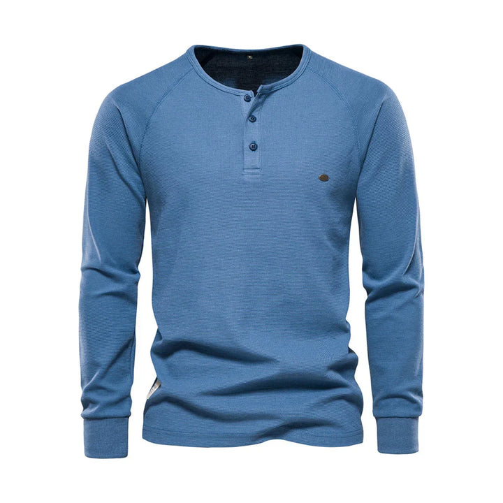 Kledingstapel van herenshirts met lange mouwen en ronde hals in diverse kleuren, voor de veelzijdige garderobe.