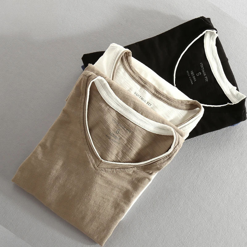 Eigentijds heren shirt met lange mouwen, comfortabele stof, moderne V-hals en stijlvolle contrastafwerking.