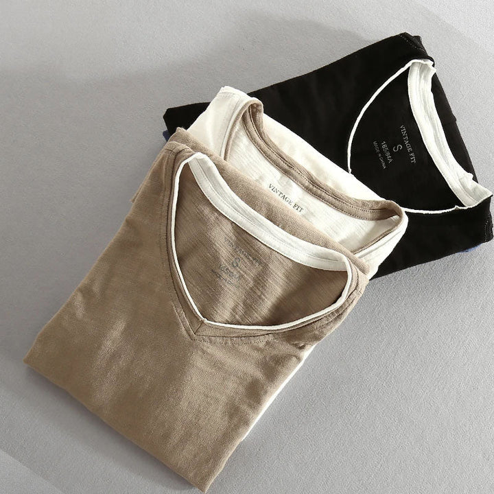 Eigentijds heren shirt met lange mouwen, comfortabele stof, moderne V-hals en stijlvolle contrastafwerking.