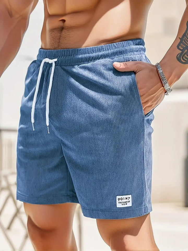 Man wandelt in comfortabele heren shorts, ideaal voor casual zomerse dagen. Ribstructuur detail.