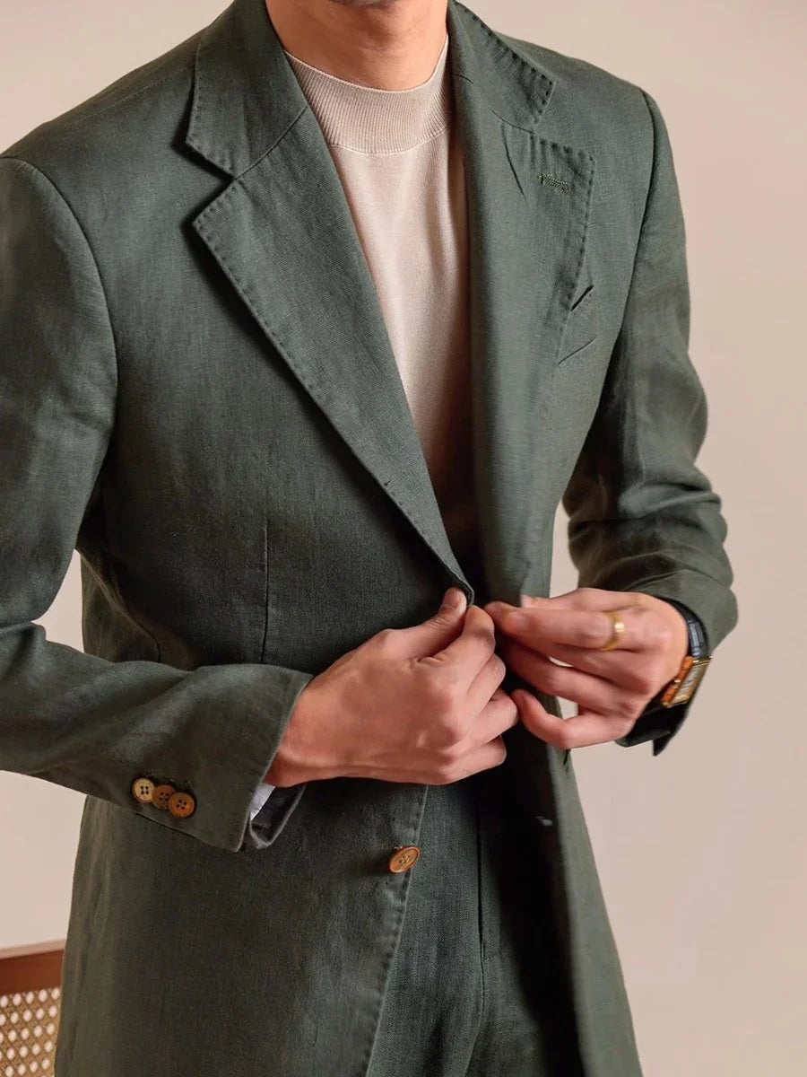 Detail van de mouw en knopen van de slim fit heren colbert, voor een verfijnde touch.