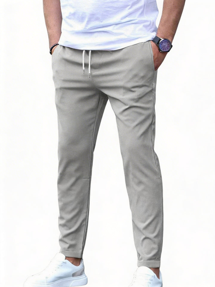 Heren slim fit broek met trekkoord en elastische taille, ideaal voor casual en smart-casual look.