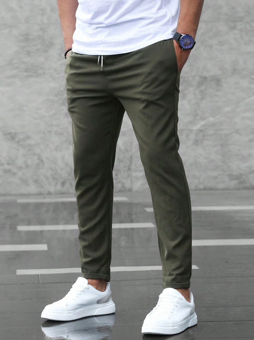 Modieuze herenbroek slim fit gedragen, met trekkoord en comfortabele elastische tailleband. Casual of smart-casual.
