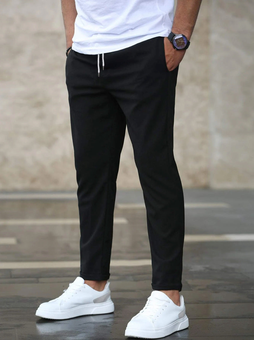 Veelzijdige slim fit herenbroek met trekkoord, perfect voor een casual of smart-casual outfit met gemak.
