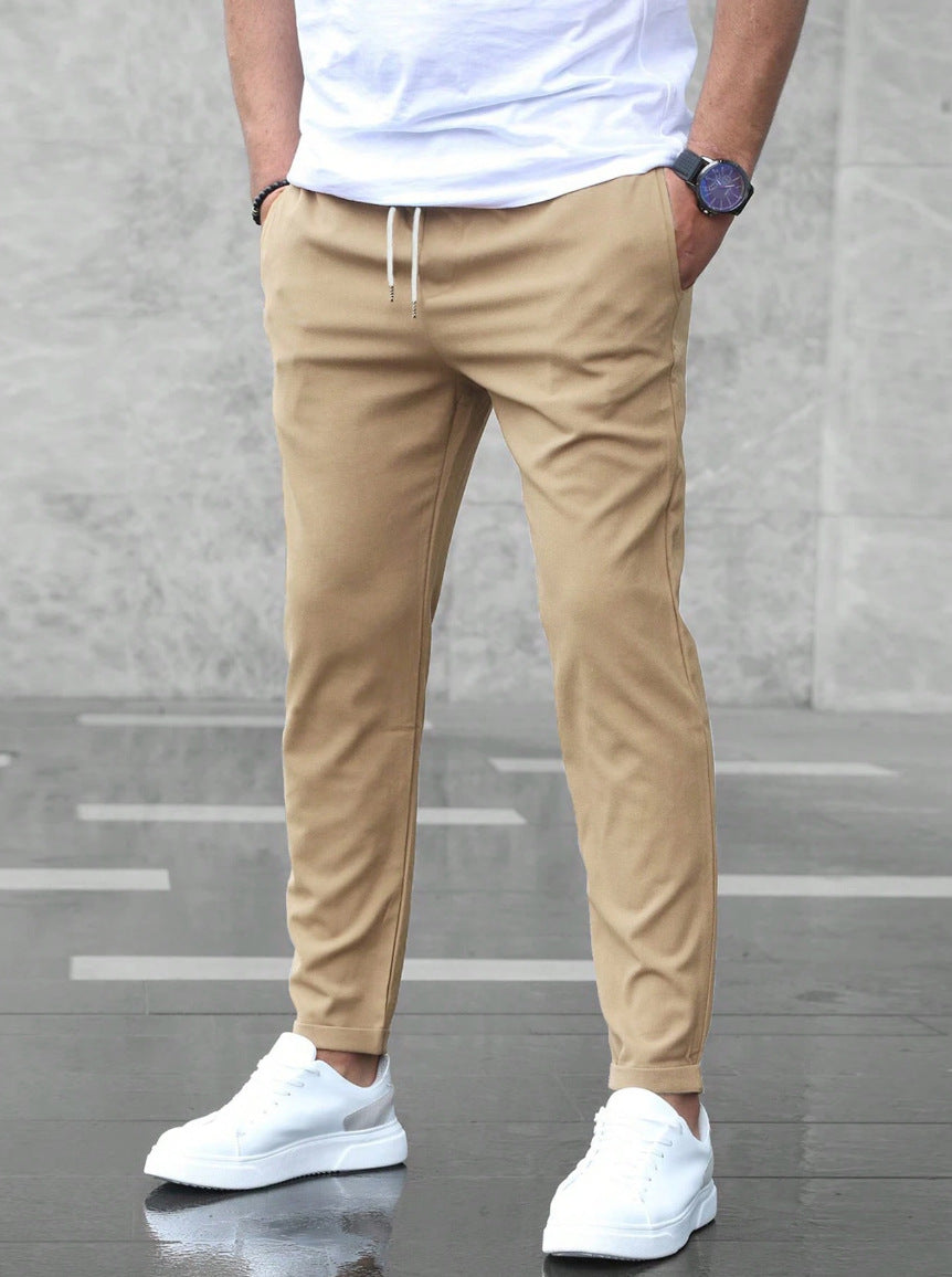Klassieke heren slim fit broek met trekkoord en elastische taille, verkrijgbaar in diverse kleuren voor elke stijl.