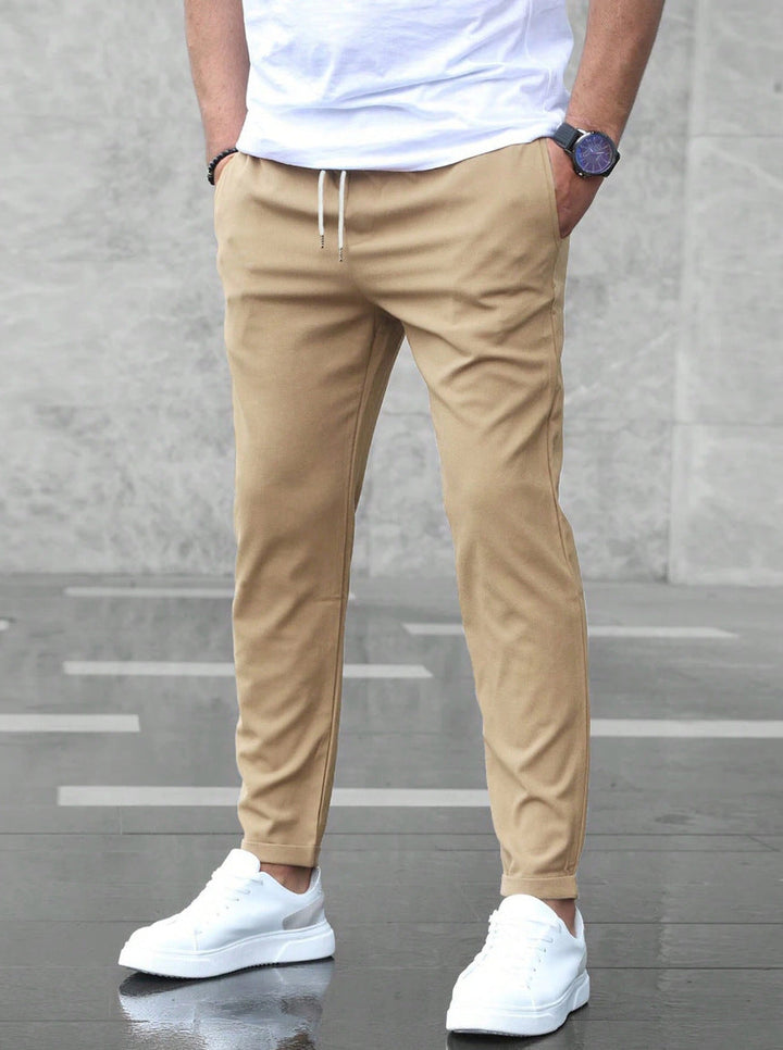 Klassieke heren slim fit broek met trekkoord en elastische taille, verkrijgbaar in diverse kleuren voor elke stijl.
