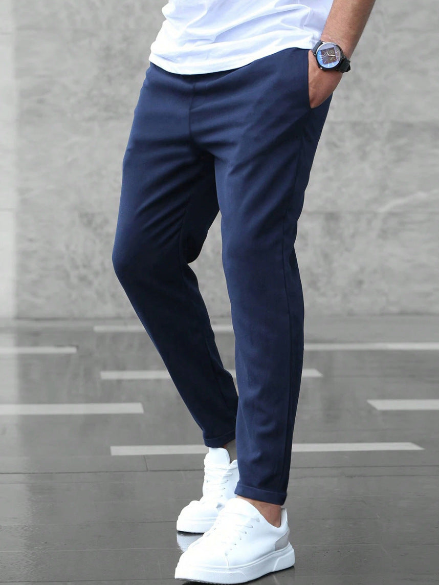 Moderne slim fit herenbroek met flexibel trekkoord en elastische taille voor een strakke, comfortabele pasvorm.