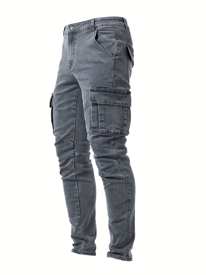 Stijlvolle man draagt blauwe slim fit cargo jeans, perfect voor een moderne casual of streetwear outfit.