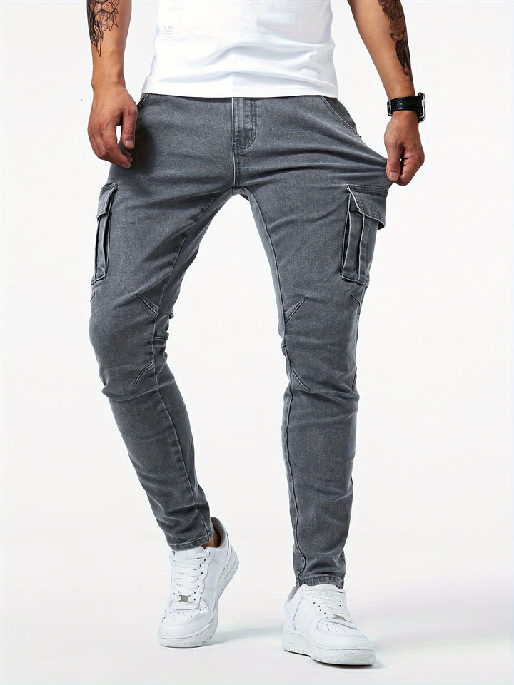 Close-up van stof en zijzakken van heren slim fit stretch cargo jeans, voor comfort en functionaliteit.
