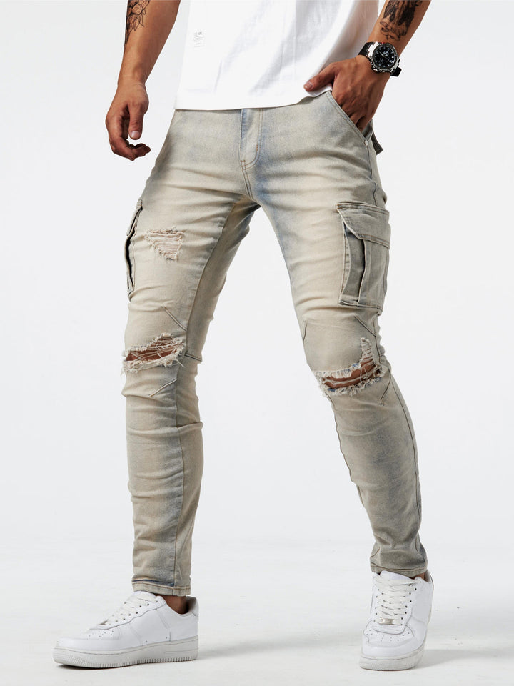 Herenmode: man draagt trendy slim fit cargo jeans met sneakers, ideaal voor casual lente/zomer streetwear.