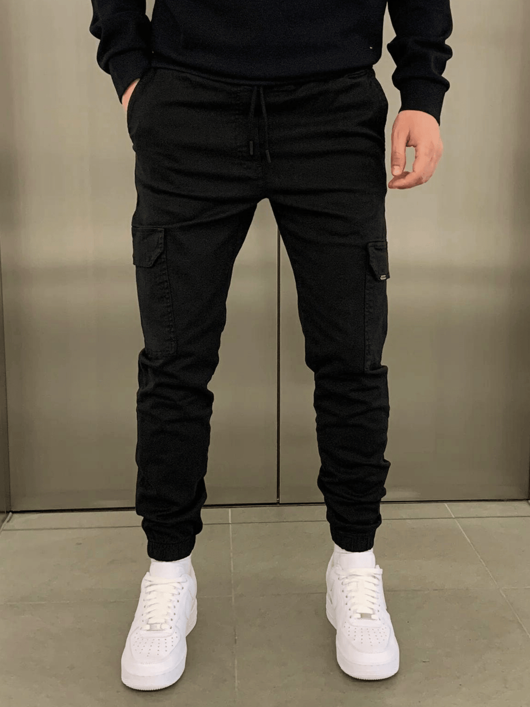 Heren slim-fit cargobroek met praktische zakken, ideaal voor een casual, comfortabele look.