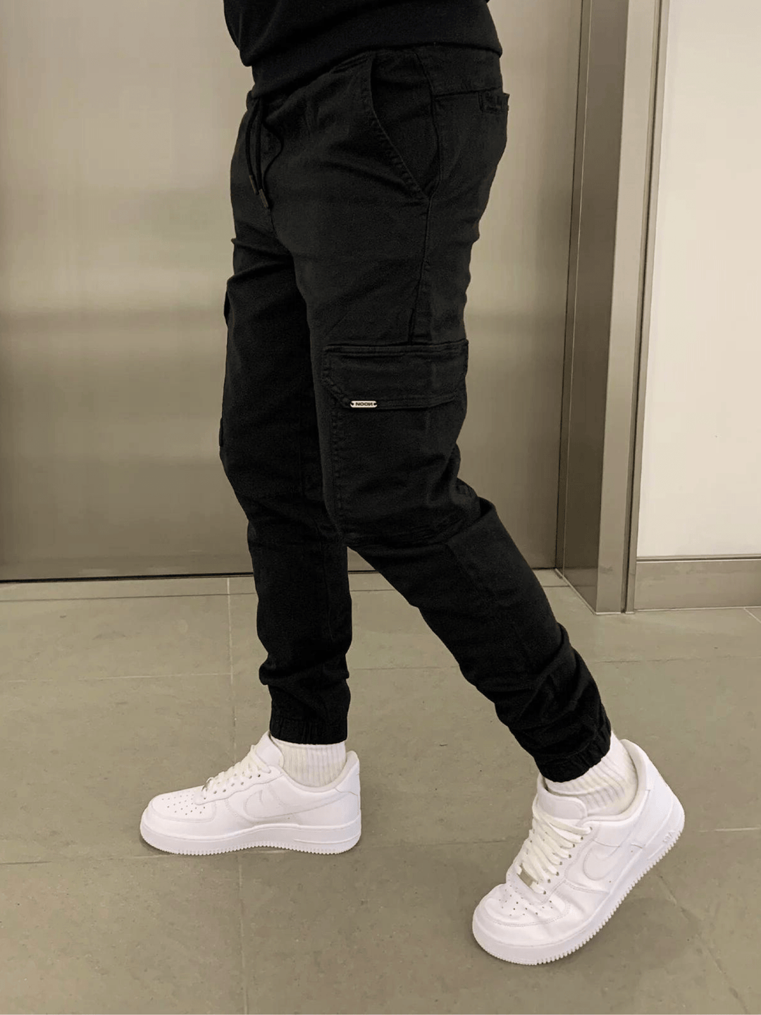 Modieuze slim-fit cargobroek voor heren, perfect voor lente/herfst casual outfits.