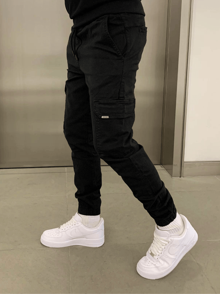 Modieuze slim-fit cargobroek voor heren, perfect voor lente/herfst casual outfits.