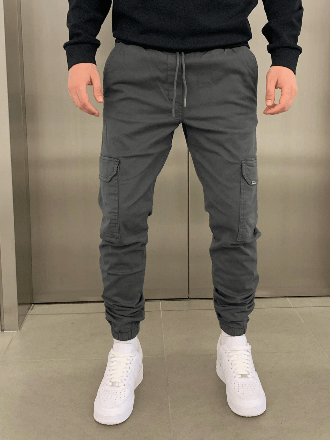 Zachte casual heren cargobroek met slim-fit pasvorm, ideaal voor ontspannen dagen.