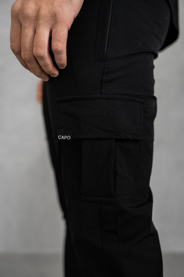 Ademende slim fit heren cargobroek met zachte stof, elastische taille en functionele zijzakken.