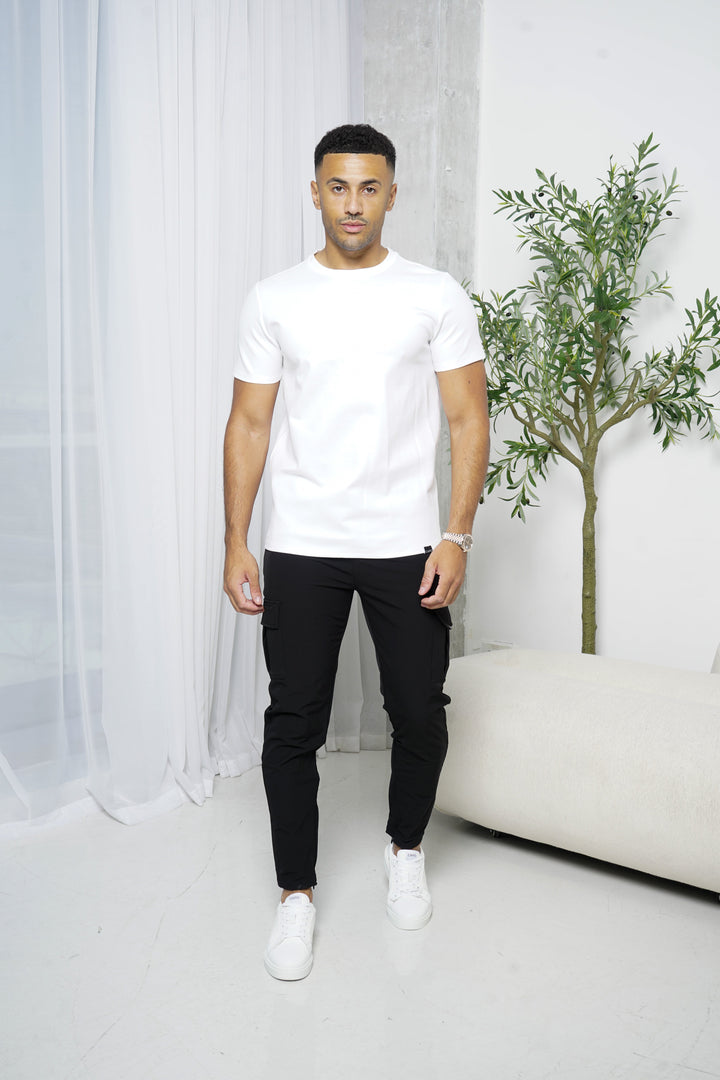 Zwarte heren slim fit cargobroek met ruime zijzakken, elastische taille en ritsen bij de enkels.