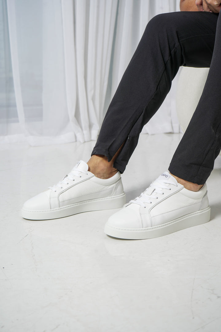 Duurzame zwarte heren slim fit cargobroek, met cargozakken, elastische taille en sportieve ritsen.