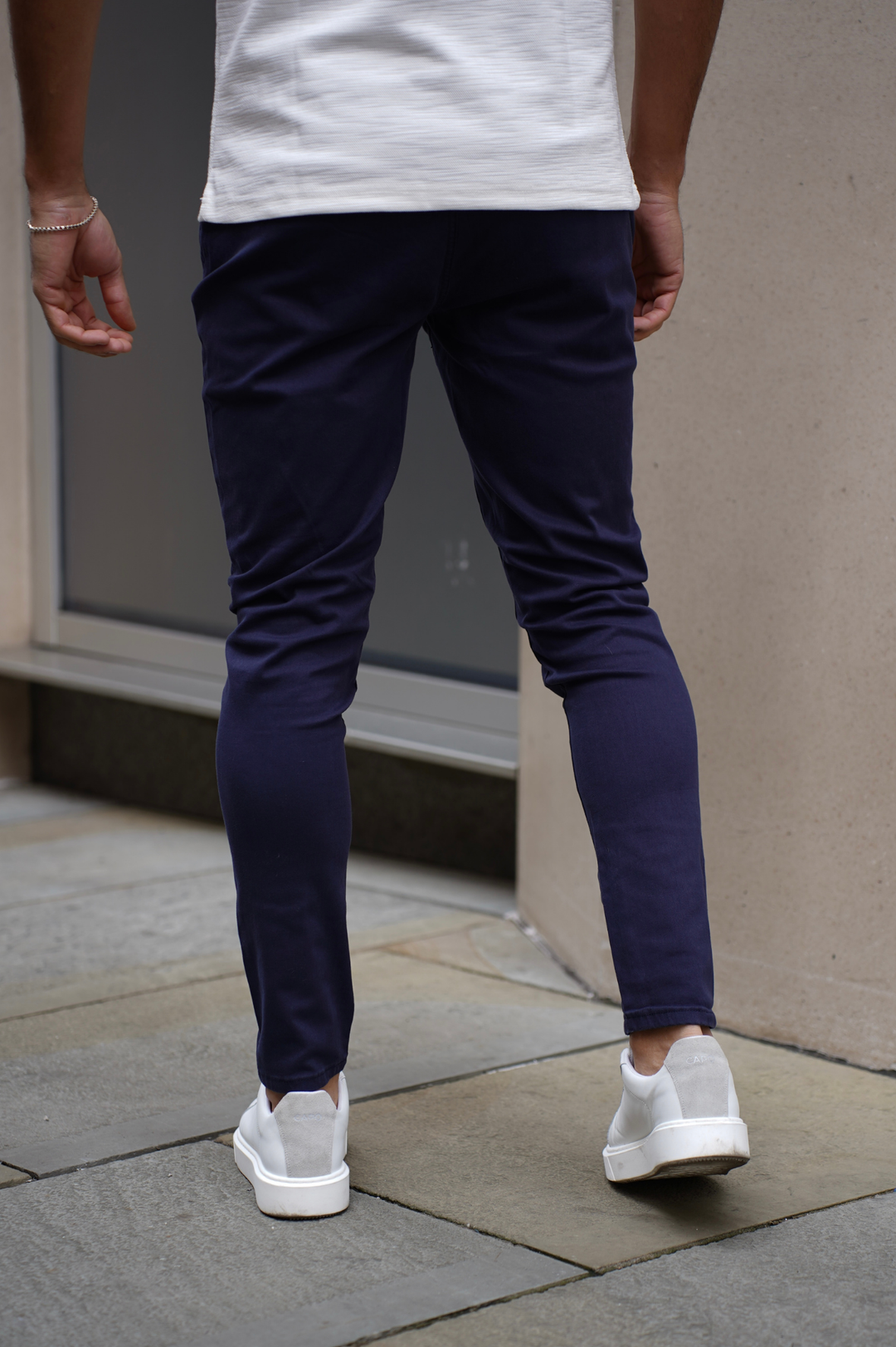 Stijlvolle heren chino, slim fit, met taps toelopende enkels en elastische tailleband. Essentieel voor smart casual. (nl)
