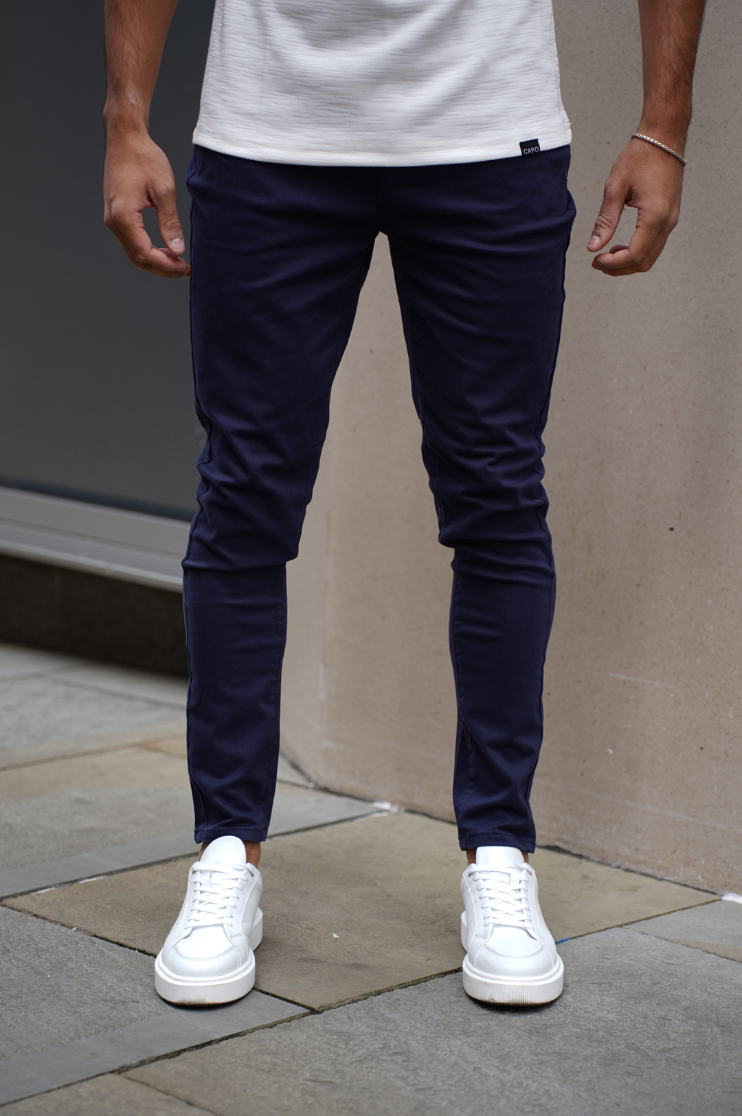 Trendy heren chino broek, slim fit met getaperde pijpen. Deze comfort broek heeft een elastische tailleband. (nl)