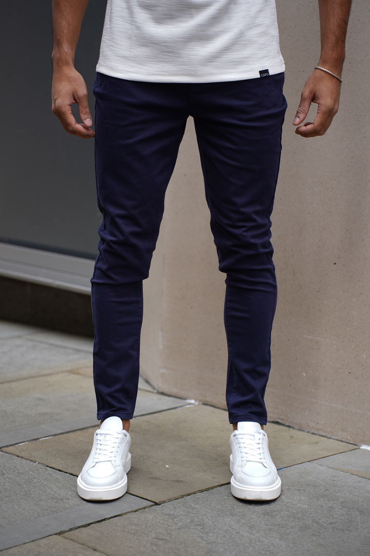Trendy heren chino broek, slim fit met getaperde pijpen. Deze comfort broek heeft een elastische tailleband. (nl)