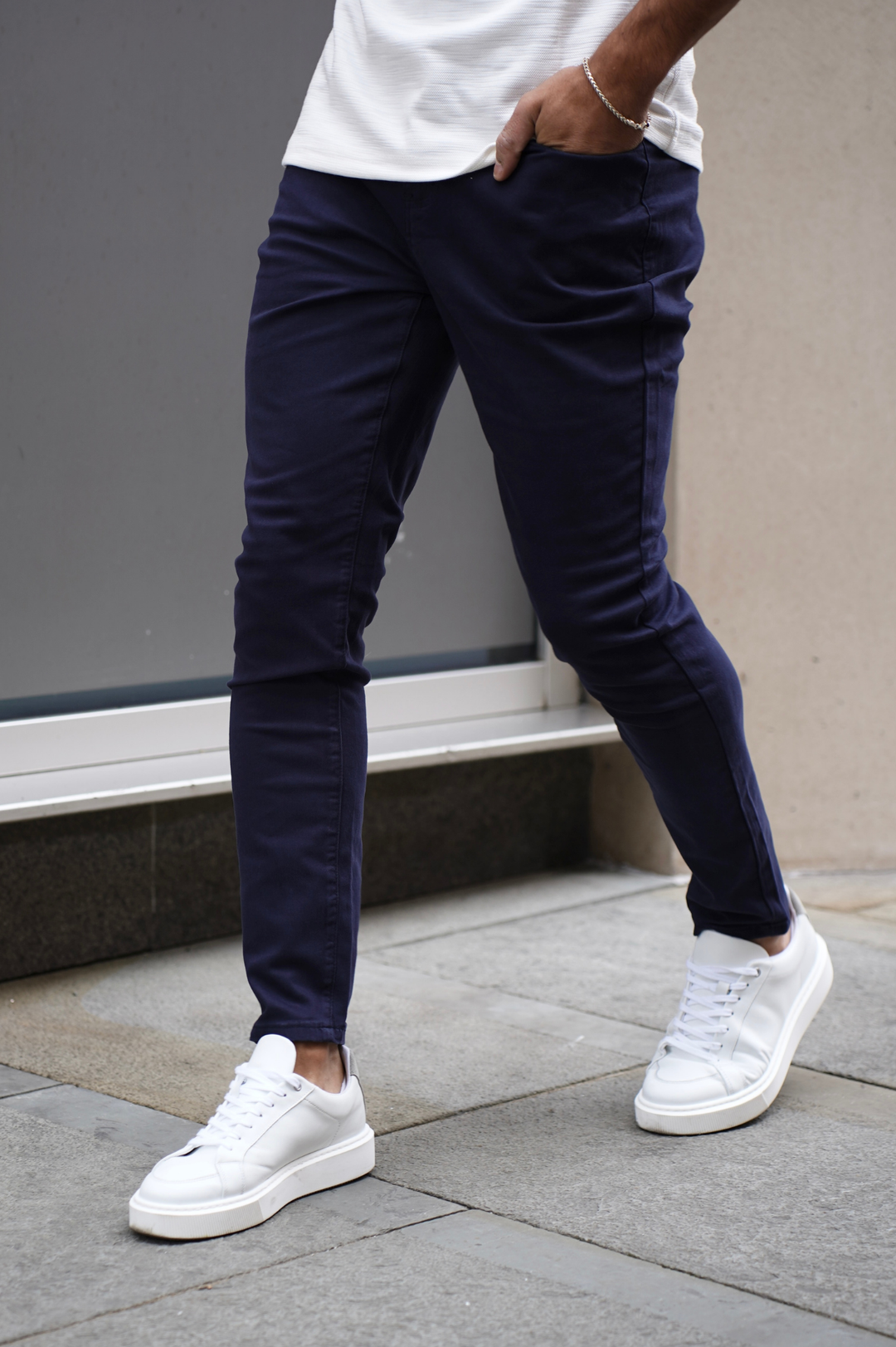 Moderne slim fit heren chino broek met getaperde enkels en elastische tailleband voor een eigentijdse casual stijl. (nl)