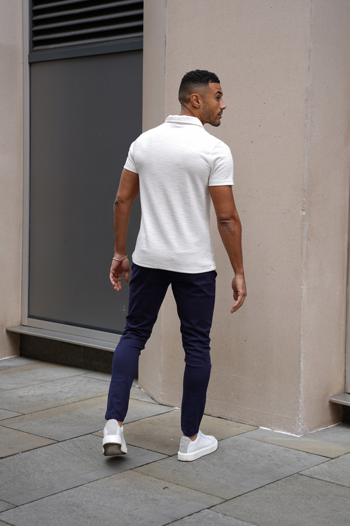 Veelzijdige heren chino, slim fit met getaperde pijpen en elastische taille. Comfort broek voor elke gelegenheid. (nl)