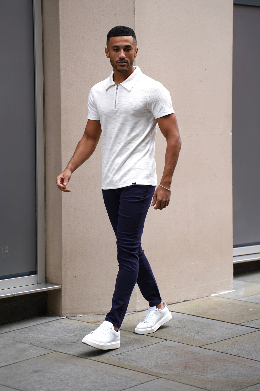 Zwarte slim fit heren chino broek met getaperde pijpen en elastische tailleband, biedt optimaal comfort en stijl. (nl)