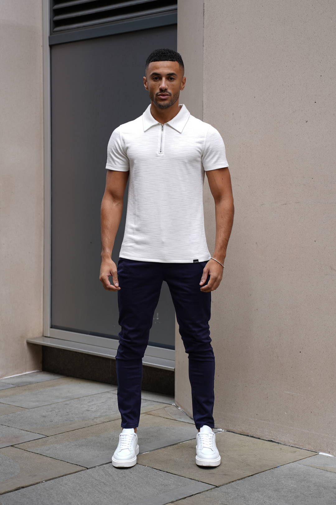 Volledige weergave van de slim fit heren chino broek met getaperde pijpen en elastische tailleband voor een strakke look. (nl)