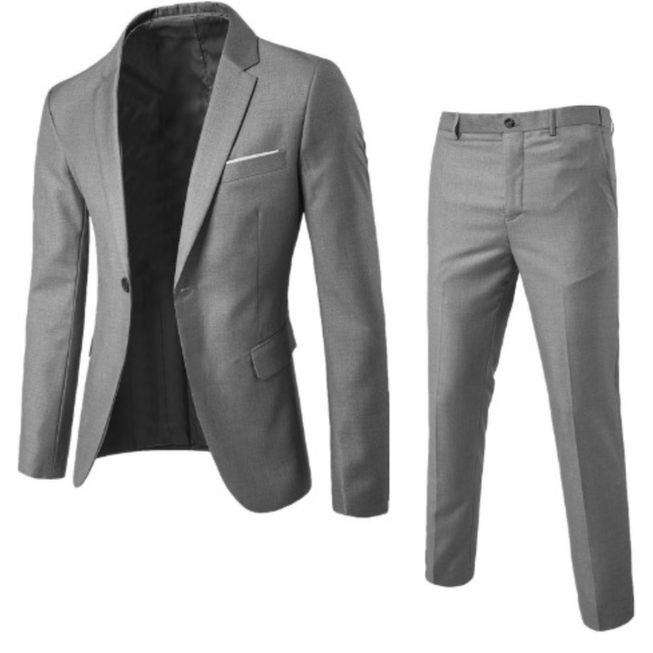 Model draagt strak gesneden heren pak. Modern slim fit maatpak accentueert het figuur, ideaal voor een scherpe look.