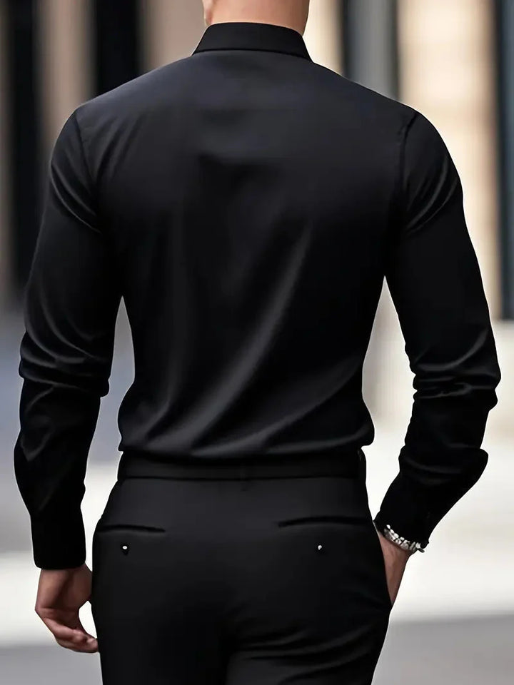 Voorbeeld van een casual heren slim fit overhemd met opgerolde mouwen en kentkraag.