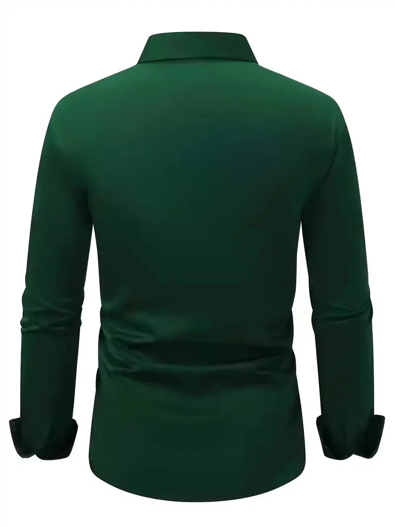 Close-up van de manchet en knoop van het slim fit heren overhemd met lange mouw.