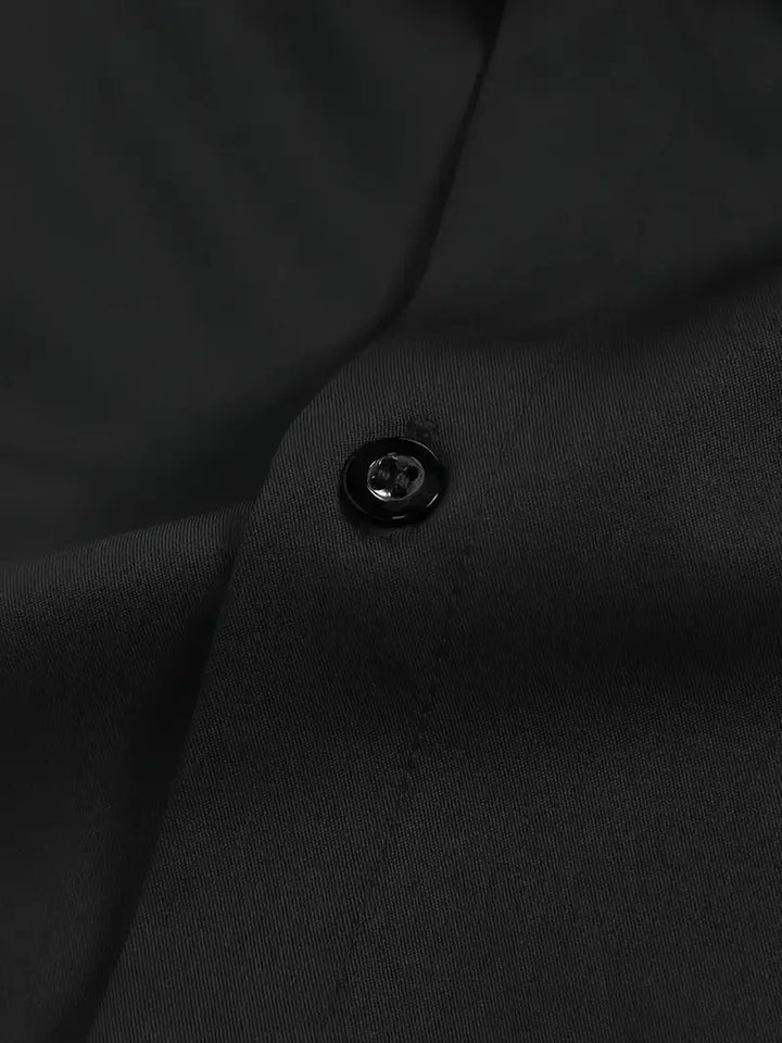 Voorbeeld van heren slim fit overhemd met klassieke kraag en lange mouw, gedragen onder een jasje.