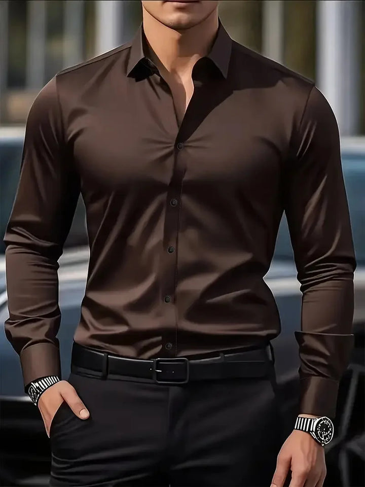 Model draagt een slim fit heren overhemd met lange mouw en klassieke kraag, staand.