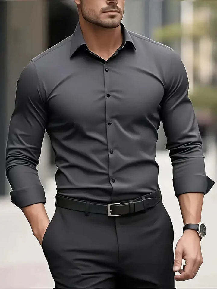 Wit heren overhemd slim fit met klassieke kraag, lange mouw, een essentieel kledingstuk.