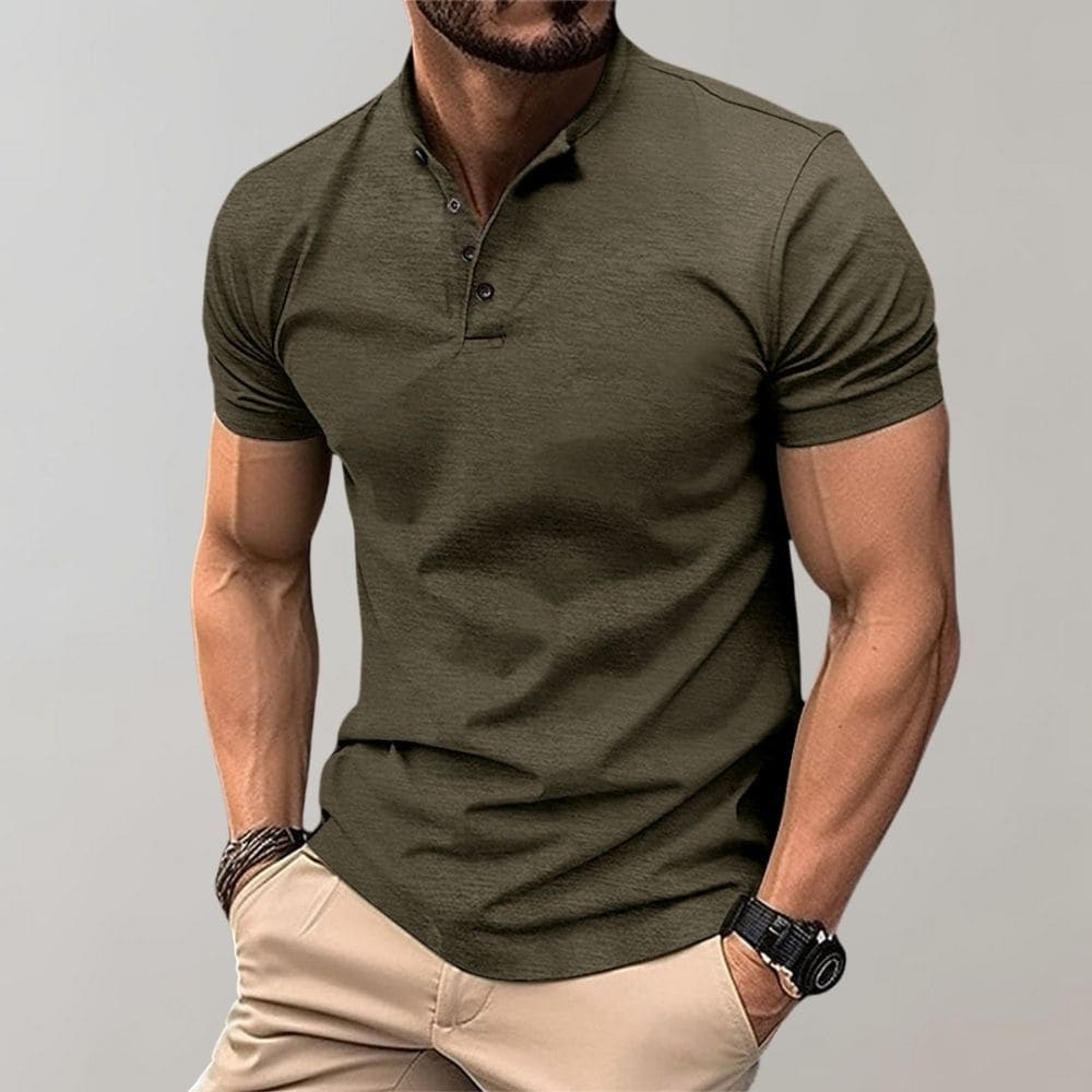 Detail van de staande kraag en knoopsluiting op deze trendy herenpolo met korte mouwen.