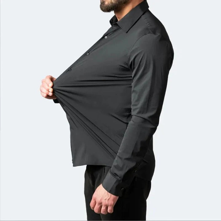Achterkant van het heren stretch overhemd met lange mouw, toont de comfortabele pasvorm. Strijkvrij & ademend.